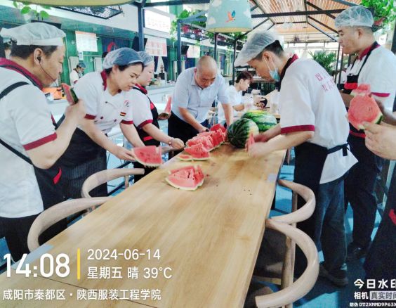 西瓜味的夏天--吃瓜群眾